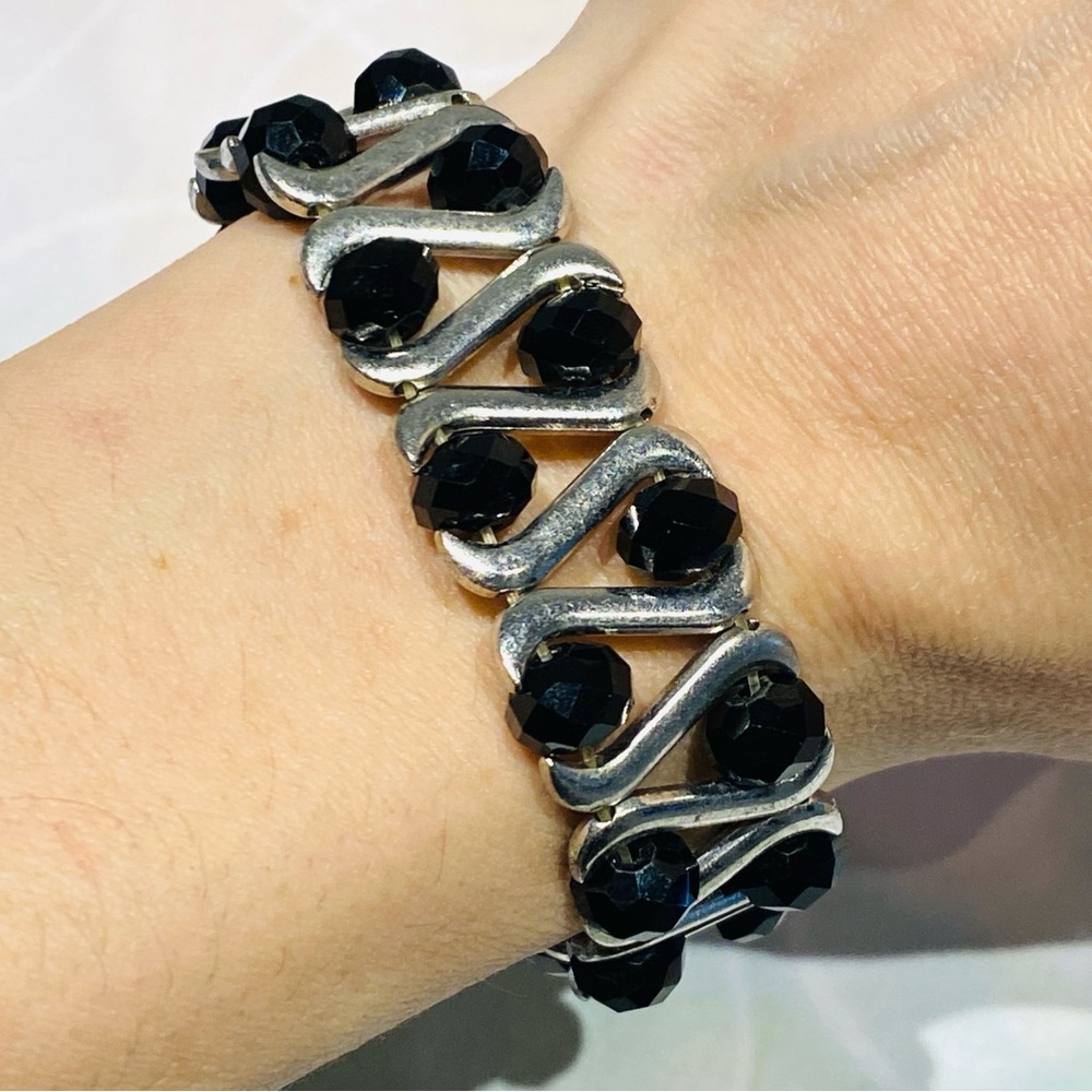 Elegant Beaded Black and Silver Elastic Bracelet